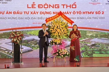 Lãnh đạo tỉnh Ninh Bình tặng hoa và chúc mừng lãnh đạo Tập đoàn Thành Công.