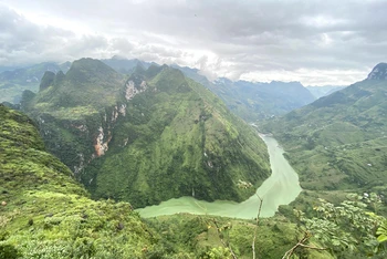 Góc “kinh điển” của sông Nho Quế nhìn từ điểm dừng chân đèo Mã Pì Lèng trên con đường Hạnh Phúc. 