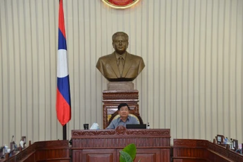 Thủ tướng Lào Thongloun Sisoulith khẳng định Lào sẽ hạn chế nhập khẩu hàng hóa xa xỉ, tăng cường xuất khẩu để tăng thu ngân sách.