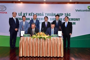 Ông Hiroyuki Ueda - Tổng Giám đốc Toyota VN (ngồi bên trái) và ông Phạm Quang Dũng - Tổng Giám đốc Vietcombank (ngồi bên phải) ký kết thỏa thuận hợp tác giữa Vietcombank và Toyota VN.