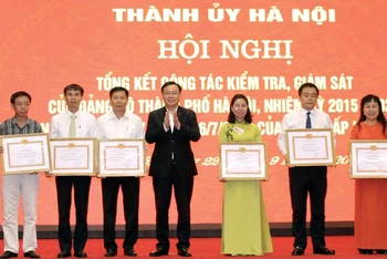 Đồng chí Vương Đình Huệ, Ủy viên Bộ Chính trị, Bí thư Thành ủy trao Bằng khen của Ban Thường vụ Thành ủy cho các tập thể có thành tích xuất sắc.