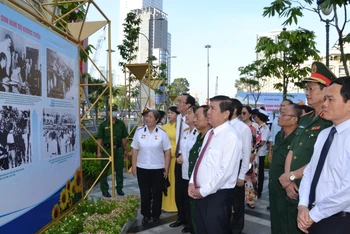 Các đại biểu tham quan triển lãm ảnh tại công viên Lam Sơn.