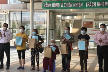 Bệnh viện đa khoa T.Ư Quảng Nam trao giấy ra viện cho 60 BN khỏi bệnh.