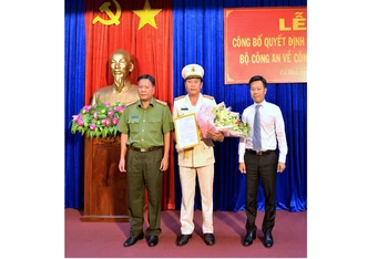 Thượng tá Hồ Việt Triều (giữa) nhận hoa và quyết định bổ nhiệm của Bộ trưởng Công an.