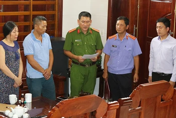 Công an tỉnh Quảng Bình công bố lệnh khám xét khẩn cấp nơi ở của các đối tượng.