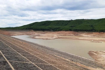 Tại hồ chứa nước Đá Mài ở huyện Cam Lộ, tỉnh Quảng Trị, lượng nước cạn kiệt, chỉ còn hơn 9%.