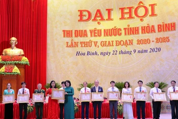 Phó Chủ tịch nước Đặng Thị Ngọc Thịnh trao Huân chương Lao động và bằng khen cho các tập thể, cá nhân tiêu biểu năm 2019.