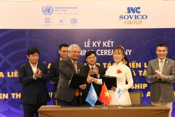 Đại diện LHQ tại Việt Nam và đại diện Tập đoàn Sovico ký kết thỏa thuận hợp tác.