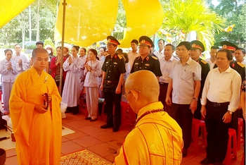 Nhiều đại diện lãnh đạo sở, ngành cùng tăng ni, phật tử và nhân dân Quảng Trị dự lễ cầu siêu.