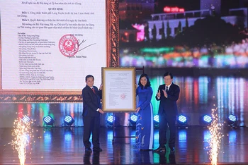Phó Thủ tướng Trịnh Đình Dũng trao quyết định của Thủ tướng Chính phủ công nhận TP Long Xuyên là đô thị loại 1.