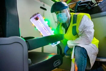 Boeing cấp phép cho Healthe sản xuất đèn cực tím phòng ngừa Covid-19