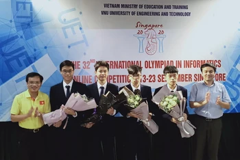 Bốn học sinh đoạt huy chương nhận giải.