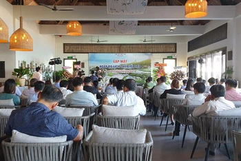 Quang cảnh mít-tinh nhân ngày Du lịch Thế giới năm 2020 và phát động chương trình kích cầu du lịch đợt 2 tại Bình Định