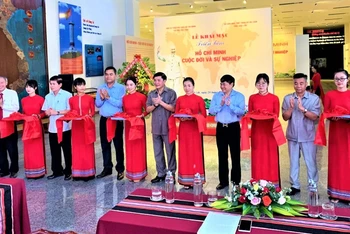 Các đồng chí lãnh đạo tỉnh Đắk Lắk và Khu Di tích Chủ tịch Hồ Chí Minh tại Phủ Chủ tịch cắt băng khai mạc triển lãm.