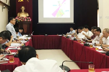 Phó Chủ tịch UBND tỉnh Quảng Trị Lê Đức Tiến trình bày việc cần thiết xây dựng Cảng hàng không Quảng Trị trước hội đồng thẩm định.