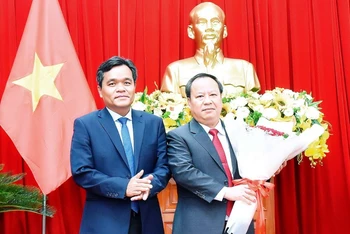 Ông Hồ Văn Niên, Bí thư Tỉnh ủy Gia Lai tặng hoa chúc mừng ông Châu Ngọc Tuấn được bầu giữ chức Chủ tịch HĐND tỉnh. (Ảnh: Đức Thụy)
