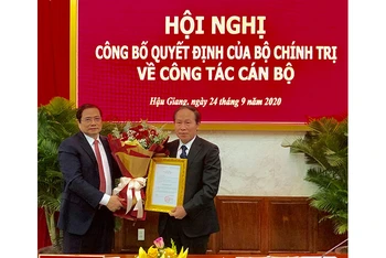 Đồng chí Phạm Minh Chính trao Quyết định cho tân Bí thư Tỉnh ủy Hậu Giang Lê Tiến Châu.