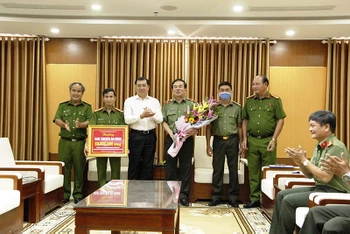 Ông Huỳnh Đức Thơ, Chủ tịch UBND TP Đà Nẵng đã thưởng nóng cho Ban chuyên án.