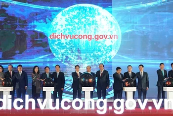 Thủ tướng Chính phủ Nguyễn Xuân Phúc và các đại biểu khai trương Cổng DVCQG ngày 9-12-2019