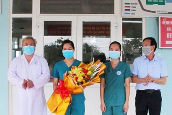 Giám đốc Sở Y tế tỉnh Quảng Trị Đỗ Văn Hùng( bên phải) tặng hoa, khen thưởng tập thể tập thể Bệnh viện Chuyên khoa Lao và Phổi