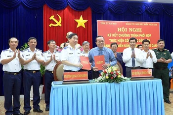 Ký kết chương trình phối hợp thực hiện công tác dân vận giữa Cà Mau và Cảnh sát biển Việt Nam.