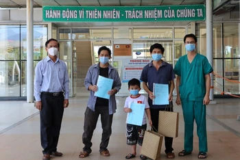 Bệnh viện đa khoa T.Ư Quảng Nam trao giấy ra viện cho các BN khỏi bệnh
