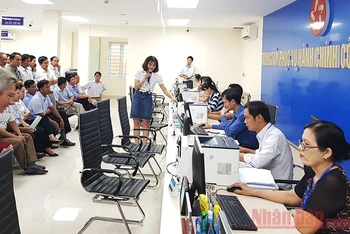 Cán bộ Trung tâm phục vụ Hành chính công tỉnh Quảng Trị giới thiệu quy trình tiếp nhận và trả kết quả giải quyết TTHC cho cán bộ xã, phường, thị trấn. Ảnh: LÂM QUANG HUY