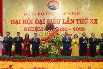 Đại tướng Tô Lâm, Ủy viên Bộ Chính trị, Bộ trưởng Công an tặng hoa chúc mừng đại hội.