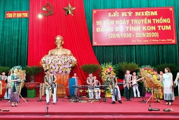 Biểu diễn văn nghệ tại Lễ kỷ niệm 90 năm Ngày truyền thống Đảng bộ tỉnh Kon Tum.