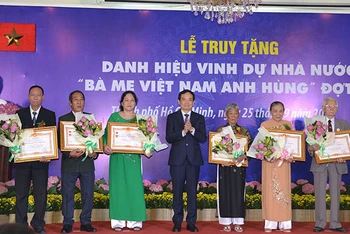 Lãnh đạo thành phố trao tặng danh hiệu vinh dự Nhà nước “Bà mẹ Việt Nam Anh hùng” cho đại diện gia đình các Bà mẹ.