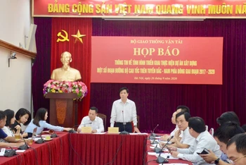 Quang cảnh buổi họp báo ngày 26-9.