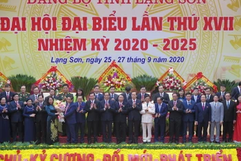 Đồng chí Phạm Minh Chính tặng hoa chúc mừng Ban Chấp hành Đảng bộ tỉnh Lạng Sơn nhiệm kỳ 2020 - 2025.