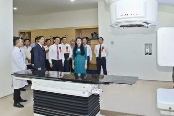 Bí thư Tỉnh ủy Vĩnh Phúc Hoàng Thị Thúy Lan và GS,TS Trần Văn Thuấn – Thứ trưởng Bộ Y tế thăm quan hệ thống máy xạ trị mới