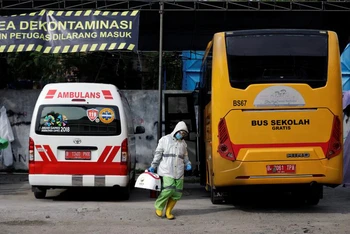 Trong bối cảnh dịch bệnh bùng phát tại Indonesia, hàng loạt tài xế ở Jakarta đã đăng ký sử dụng xe buýt để vận chuyển bệnh nhân Covid-19 tới bệnh viện, thay vì chở học sinh tới trường học. Ảnh: Reuters