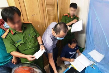 Lực lượng công an bắt giữ đối tượng Huỳnh Ngọc Anh. (Ảnh do Công an cung cấp)