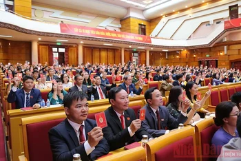Các đại biểu biểu quyết thông qua Nghị quyết và Chương trình hành động của Đại hội Đảng bộ tỉnh Lạng Sơn lần thứ 17, nhiệm kỳ 2020 - 2025.