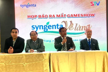 Ban tổ chức games show “Syngenta về làng” trả lời các câu hỏi của phóng viên trong buổi ra mắt.