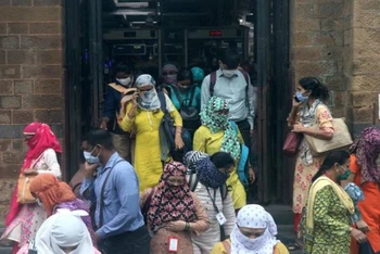 Hành khách rời khỏi nhà ga Chhatrapati Shivaji Terminus, TP Mumbai, Ấn Độ, ngày 22-9. (Ảnh: Reuters)