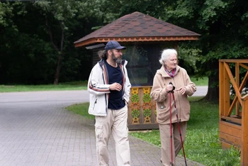 Người dân Nga đi dạo công viên.