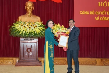 Trao quyết định của Bộ Chính trị phân công đồng chí Phạm Thị Thanh Trà giữ chức Phó Trưởng Ban Tổ chức T.Ư.