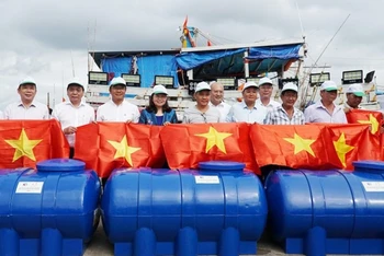 Tặng 300 bồn chứa nước ngọt và 3.000 lá cờ Tổ quốc cho ngư dân.