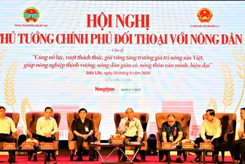 Thủ tướng Nguyễn Xuân Phúc và lãnh đạo các bộ, ngành Trung ương lắng nghe và trả lời, giải đáp những câu hỏi của nông dân tại hội nghị. 