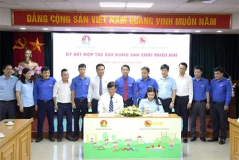 Đại diện T.Ư Đoàn TNCS Hồ Chí Minh, Hội đồng Đội T.Ư và các đơn vị liên quan ký kết thỏa thuận.