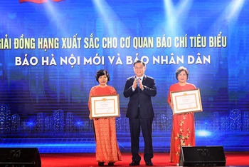 Đồng chí Vương Đình Huệ, Ủy viên Bộ Chính trị, Bí thư Thành ủy trao Giải đồng hạng xuất sắc cho Báo Nhân Dân và Báo Hà Nội mới.