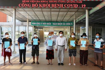 Bệnh viện đa khoa T.Ư Quảng Nam trao giấy ra viện cho các BN.