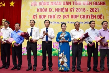 Thường trực Tỉnh ủy và Chủ tịch HĐND tỉnh Kiên Giang cùng các nhân sự vừa được bầu và miễn nhiệm. 