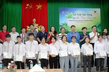 Ban tổ chức cùng các học sinh được trao học bổng “Vì tương lai Việt Nam”.