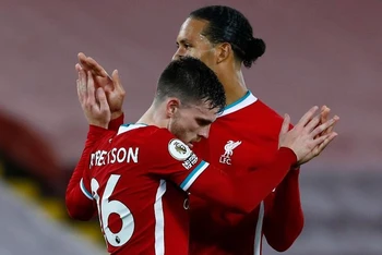 Robertson (trái) ghi bàn thứ hai cho Liverpool.