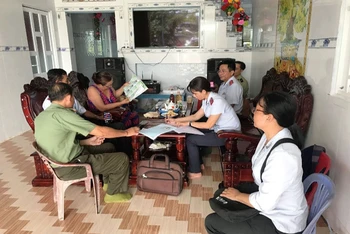 Đoàn kiểm tra liên ngành làm việc tại hộ kinh doanh của bà Phạm Thị P.