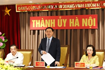 Đồng chí Vương Đình Huệ, Ủy viên Bộ Chính trị, Bí thư Thành ủy phát biểu ý kiến tại hội nghị. (Ảnh: DUY LINH)